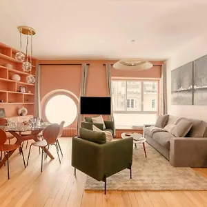 Modern 2 Bedrooms Near Louvre Apartment